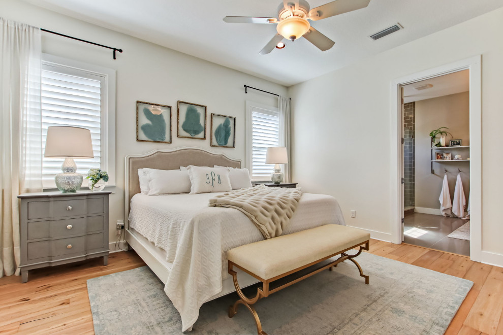 Immagine di una camera da letto classica con pareti beige, pavimento in legno massello medio e pavimento marrone