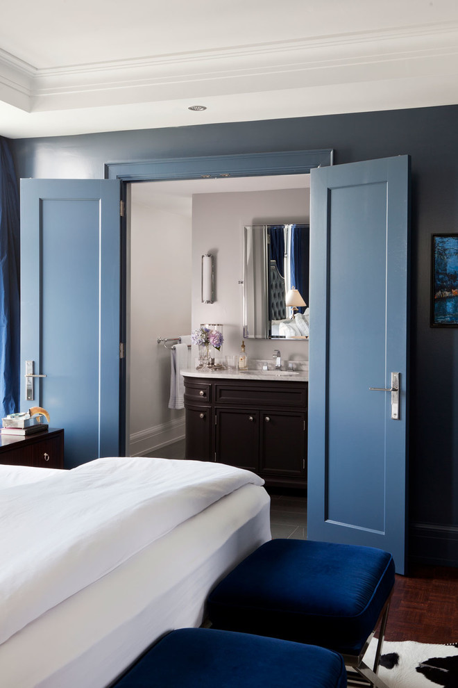 Свежая идея для дизайна: хозяйская спальня среднего размера в стиле неоклассика (современная классика) с синими стенами и паркетным полом среднего тона - отличное фото интерьера