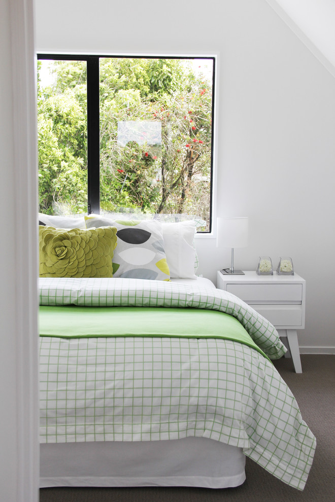 Стильный дизайн: спальня на мансарде в стиле модернизм с белыми стенами - последний тренд