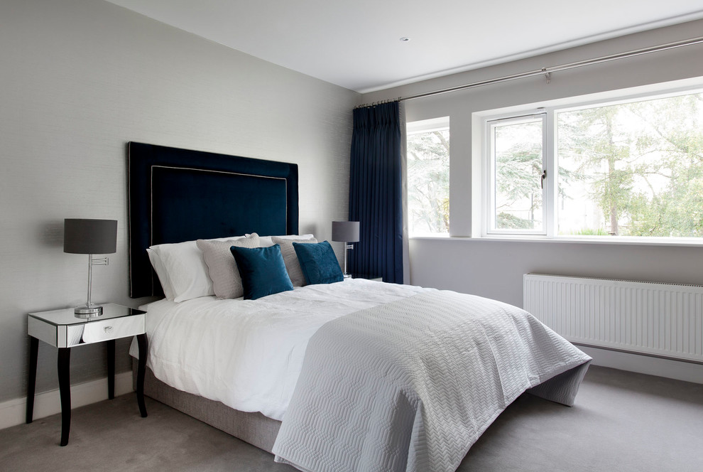 Imagen de dormitorio principal clásico renovado de tamaño medio con paredes grises, moqueta y suelo gris