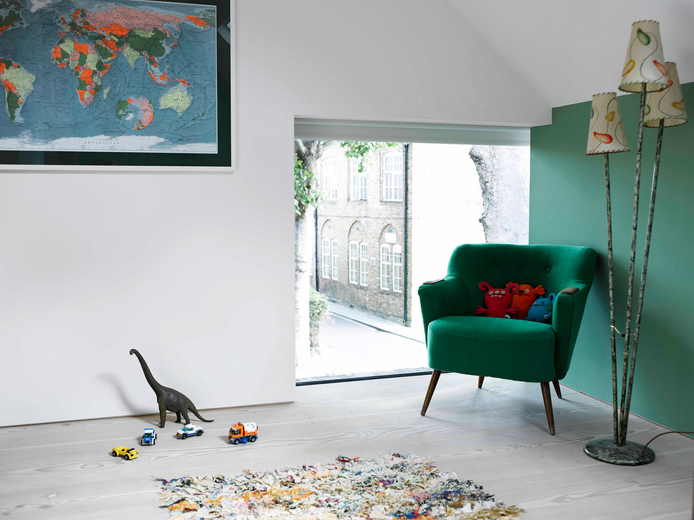 Aménagement d'une chambre d'amis moderne de taille moyenne avec un mur vert, parquet clair et un sol beige.
