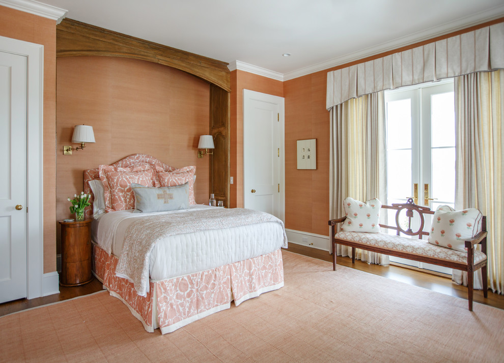 ジャクソンビルにあるトラディショナルスタイルのおしゃれな寝室 (オレンジの壁) のレイアウト