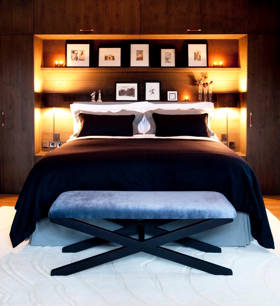 Foto di una camera da letto contemporanea con pavimento in legno massello medio