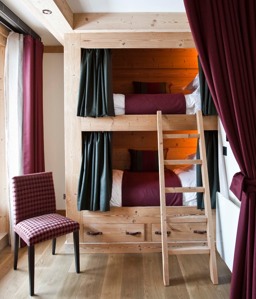 Пример оригинального дизайна: гостевая спальня (комната для гостей) в стиле рустика с белыми стенами и паркетным полом среднего тона