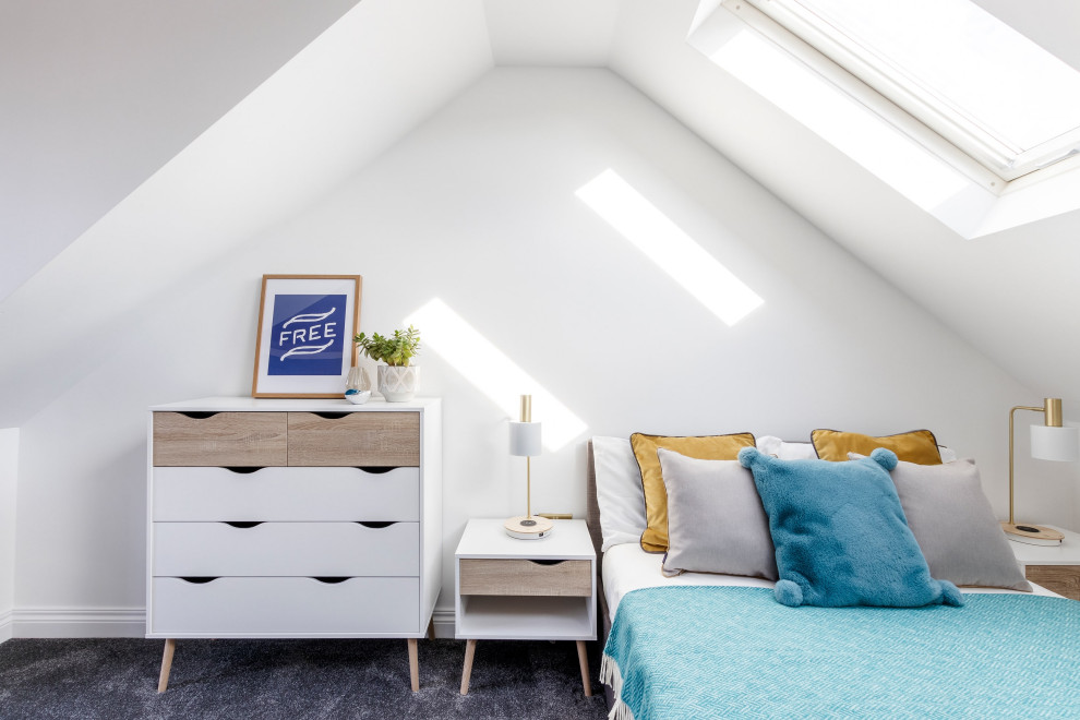 Пример оригинального дизайна: спальня среднего размера в современном стиле с белыми стенами, ковровым покрытием и серым полом