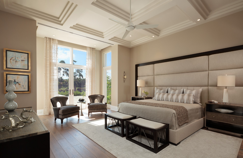 Imagen de dormitorio principal clásico renovado grande sin chimenea con paredes beige y suelo de madera en tonos medios