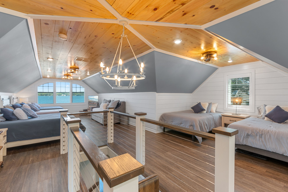 Cette photo montre une grande chambre d'amis tendance avec un mur bleu, un sol en vinyl, un sol marron, un plafond en bois et du lambris de bois.