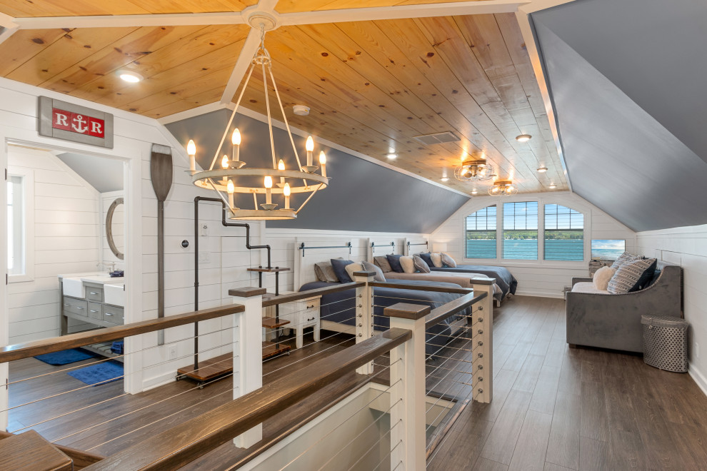 Стильный дизайн: большая гостевая спальня (комната для гостей) в современном стиле с синими стенами, полом из винила, коричневым полом, деревянным потолком и стенами из вагонки - последний тренд