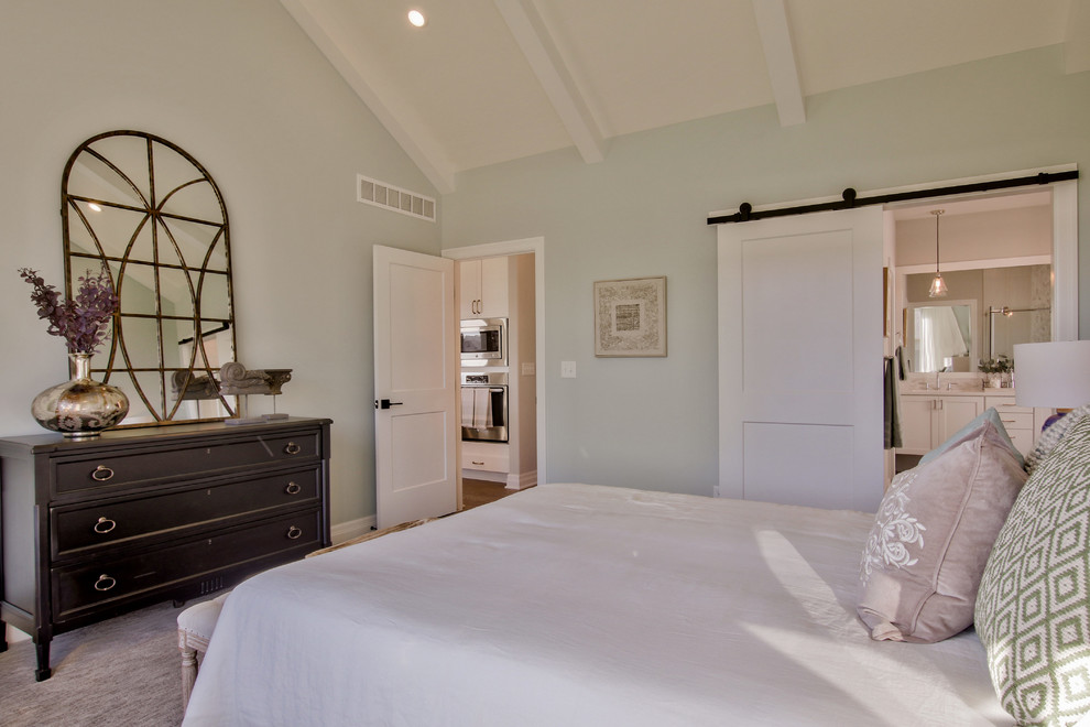 На фото: хозяйская спальня среднего размера в стиле кантри с синими стенами, ковровым покрытием и серым полом