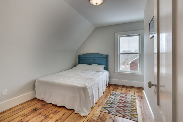 Стильный дизайн: гостевая спальня среднего размера, (комната для гостей) в викторианском стиле с белыми стенами и светлым паркетным полом - последний тренд