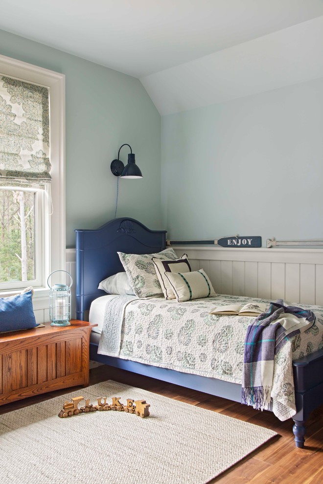 Imagen de habitación de invitados clásica de tamaño medio con paredes azules y suelo de madera en tonos medios
