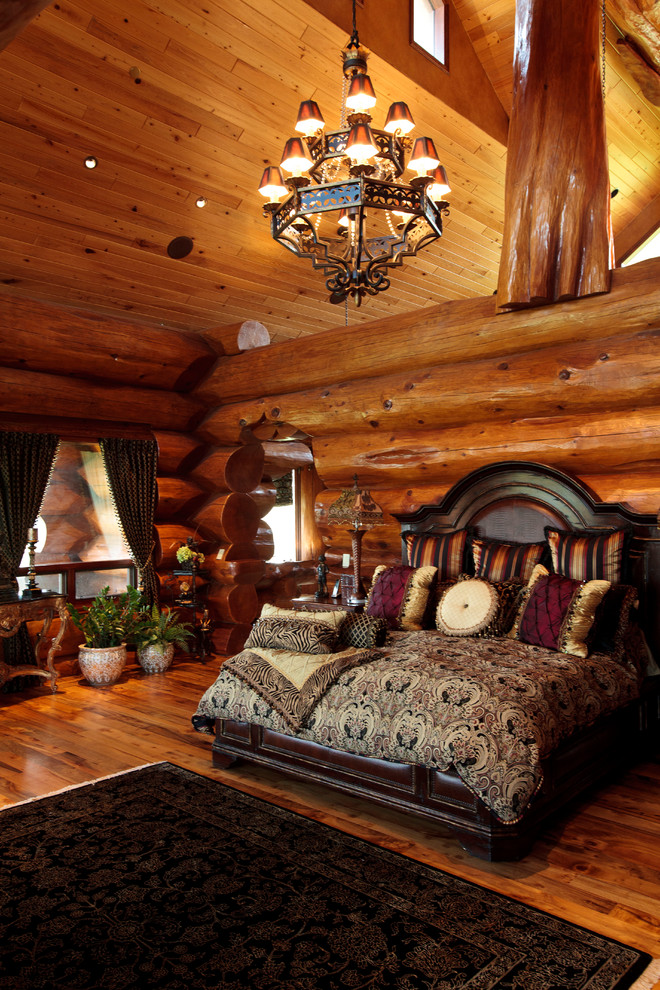 Rustikales Schlafzimmer mit braunem Holzboden in Dallas