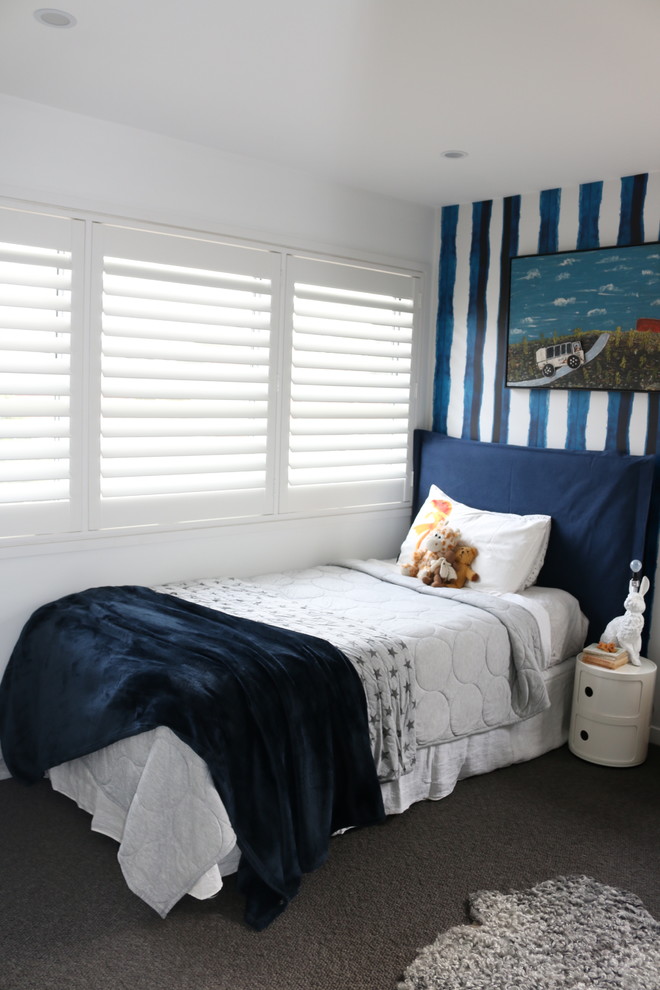 シドニーにある中くらいなコンテンポラリースタイルのおしゃれな客用寝室 (白い壁、ライムストーンの床、グレーの床)