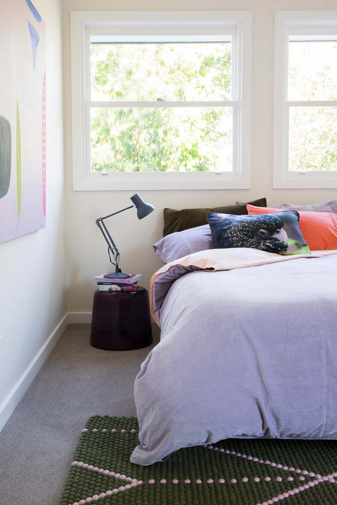 Cette image montre une chambre avec moquette grise et rose design avec un mur beige et un sol gris.