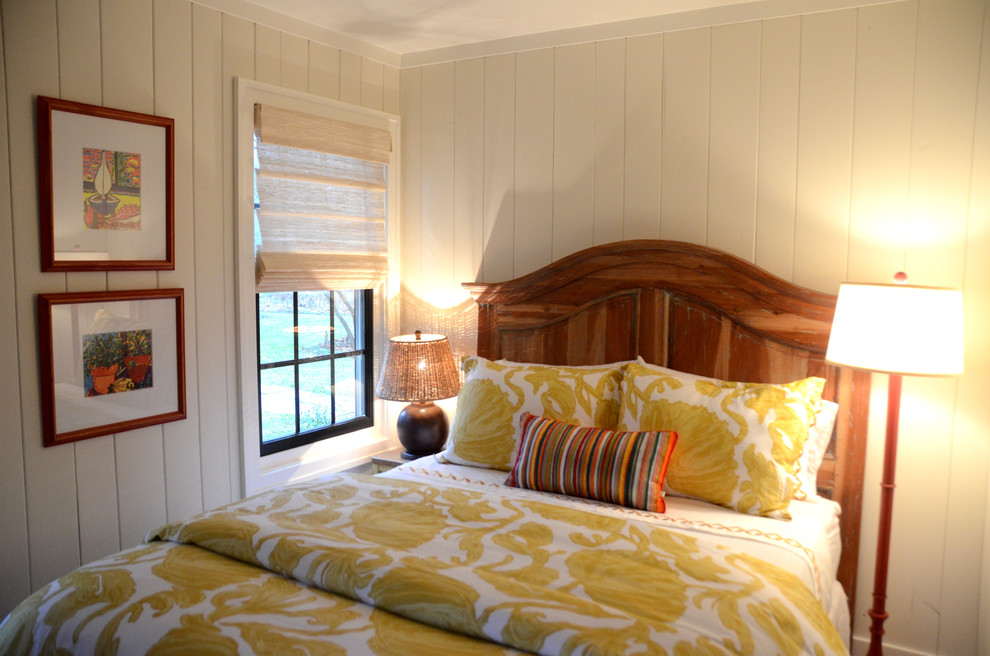 Modelo de habitación de invitados marinera pequeña sin chimenea con paredes blancas y suelo de madera en tonos medios