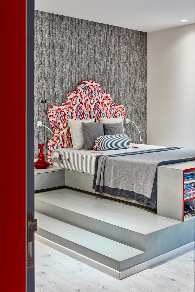Idee per una camera da letto contemporanea con pareti beige, parquet chiaro e pavimento grigio