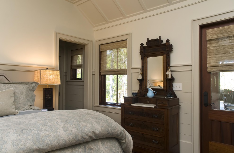 На фото: гостевая спальня среднего размера, (комната для гостей) в стиле кантри с бежевыми стенами без камина