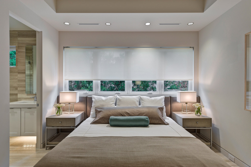 Foto di una camera degli ospiti moderna con pareti bianche e pavimento in pietra calcarea