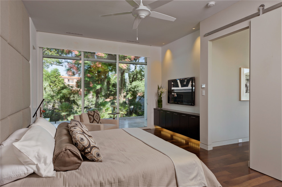 Modernes Hauptschlafzimmer mit weißer Wandfarbe und braunem Holzboden in Orlando