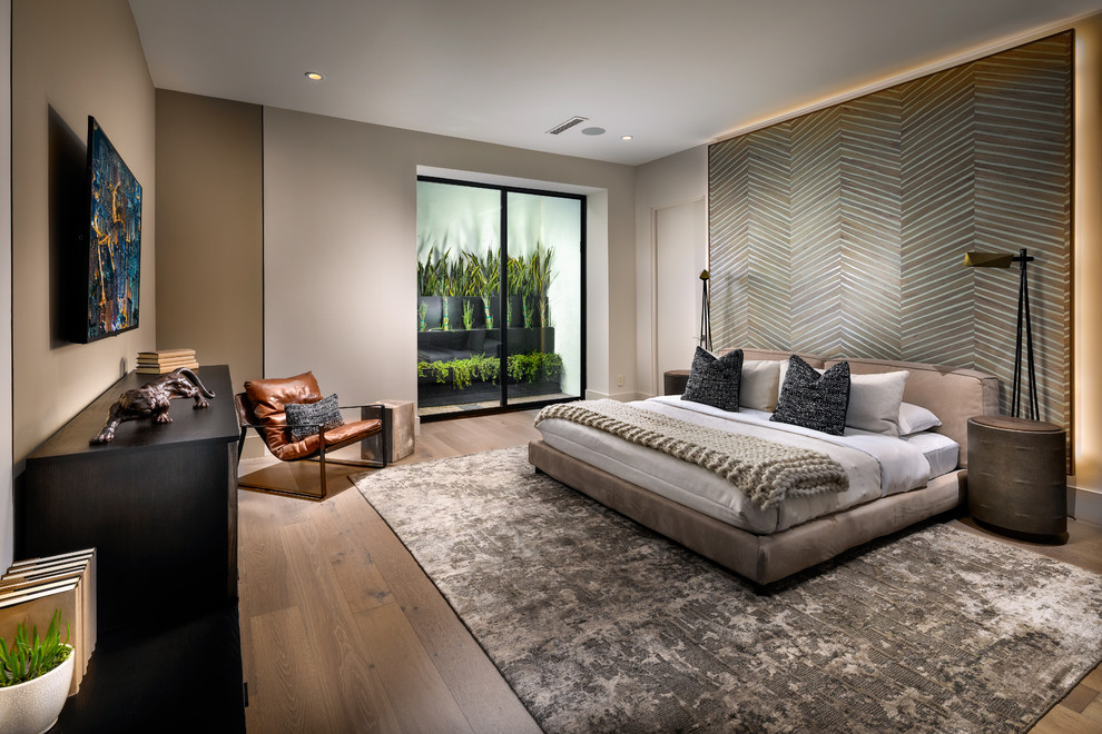 На фото: большая гостевая спальня (комната для гостей) в современном стиле с серыми стенами и паркетным полом среднего тона без камина