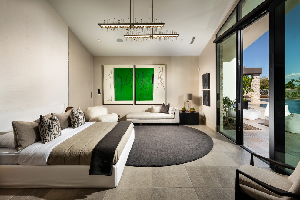 Свежая идея для дизайна: большая хозяйская спальня в современном стиле с полом из керамогранита, серым полом и бежевыми стенами без камина - отличное фото интерьера
