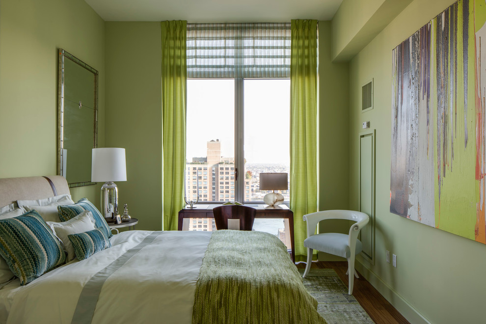 Идея дизайна: гостевая спальня среднего размера, (комната для гостей) в стиле неоклассика (современная классика) с паркетным полом среднего тона и зелеными стенами без камина