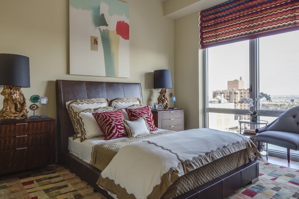 Ejemplo de habitación de invitados tradicional renovada de tamaño medio con paredes beige y suelo de madera en tonos medios