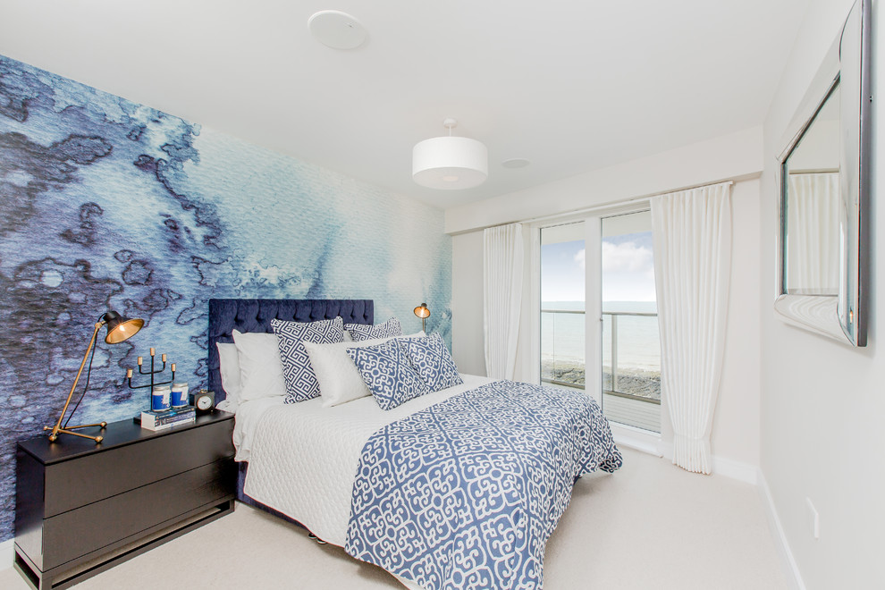 Стильный дизайн: спальня среднего размера в морском стиле с белыми стенами, ковровым покрытием, бежевым полом и акцентной стеной - последний тренд