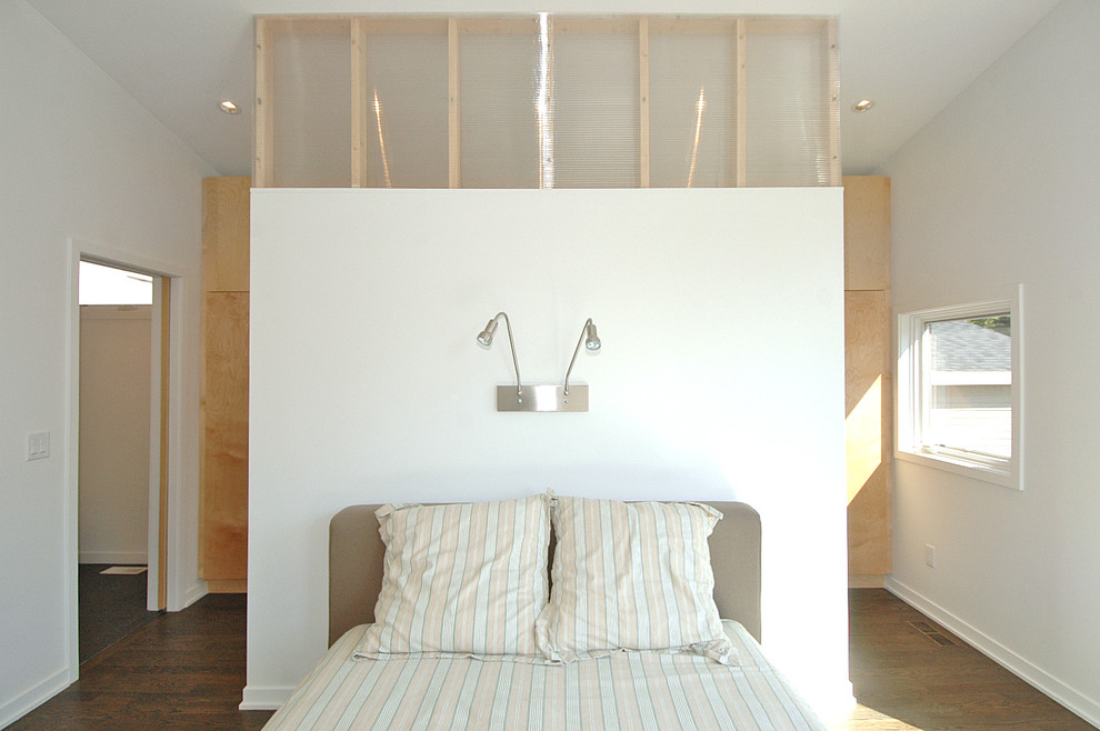 Foto de dormitorio principal minimalista con paredes blancas y suelo de madera oscura