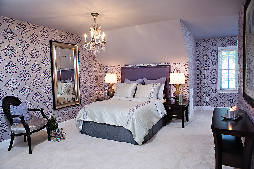 ローリーにある広いトランジショナルスタイルのおしゃれな主寝室 (紫の壁、カーペット敷き、暖炉なし、ベージュの床) のインテリア
