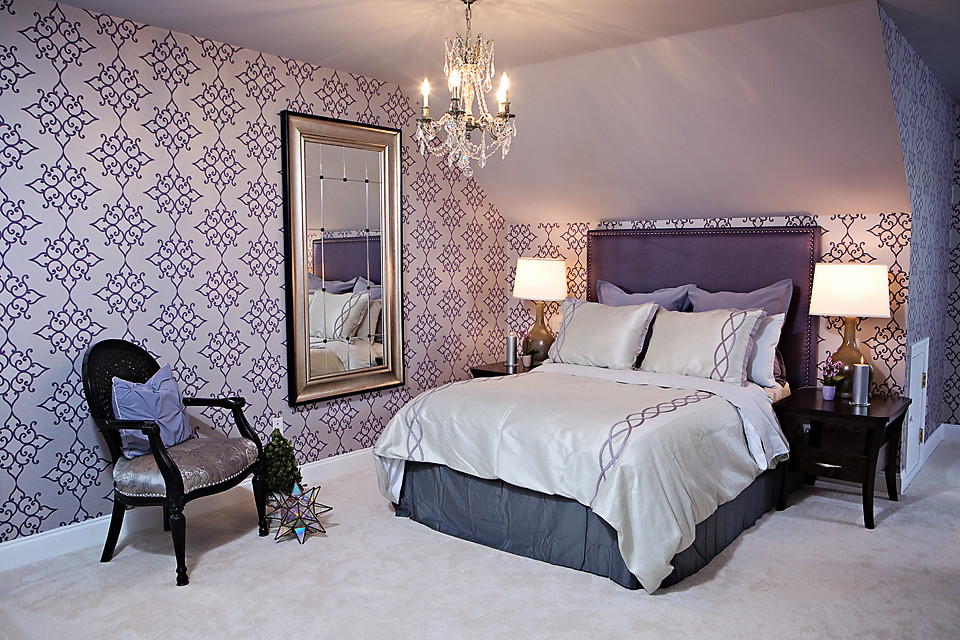 Imagen de dormitorio principal clásico renovado grande sin chimenea con paredes púrpuras, moqueta y suelo beige