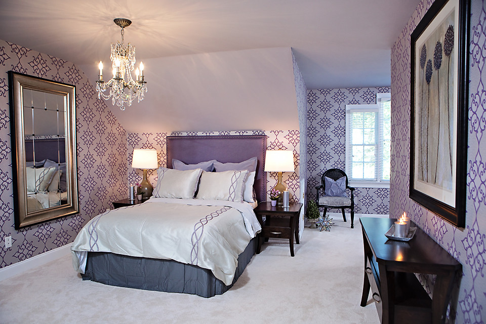 Cette photo montre une grande chambre chic avec un mur violet, aucune cheminée et un sol beige.
