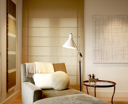 Пример оригинального дизайна: спальня среднего размера в современном стиле с белыми стенами и светлым паркетным полом