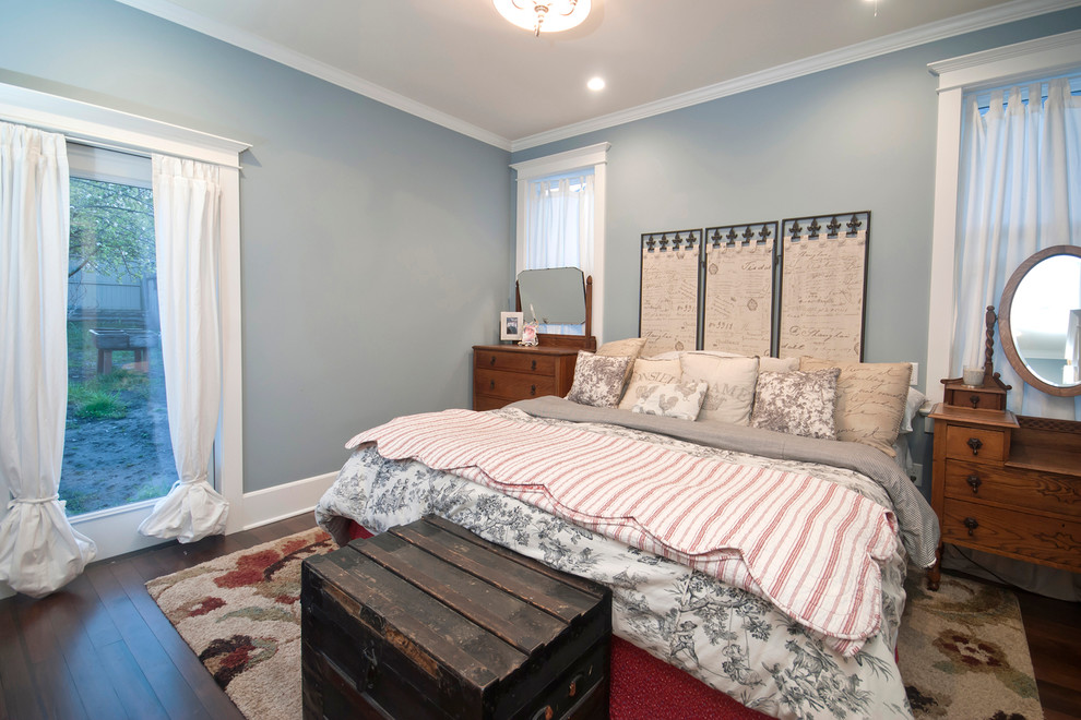 Источник вдохновения для домашнего уюта: хозяйская спальня среднего размера в классическом стиле с синими стенами