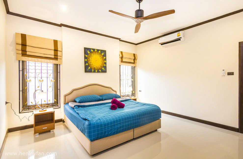На фото: хозяйская спальня среднего размера в современном стиле с белыми стенами и полом из керамогранита без камина с