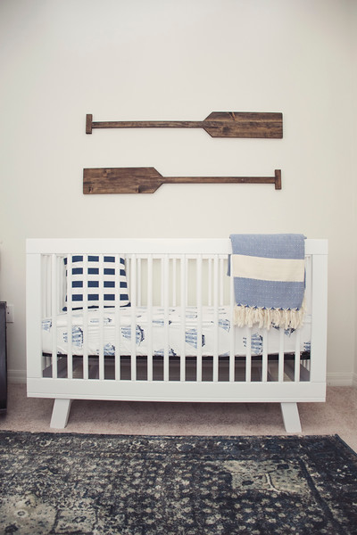 Inspiration pour une petite chambre de bébé traditionnelle avec un mur blanc.