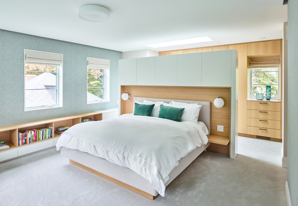 トロントにあるコンテンポラリースタイルのおしゃれな主寝室 (緑の壁、カーペット敷き、暖炉なし、グレーの床)