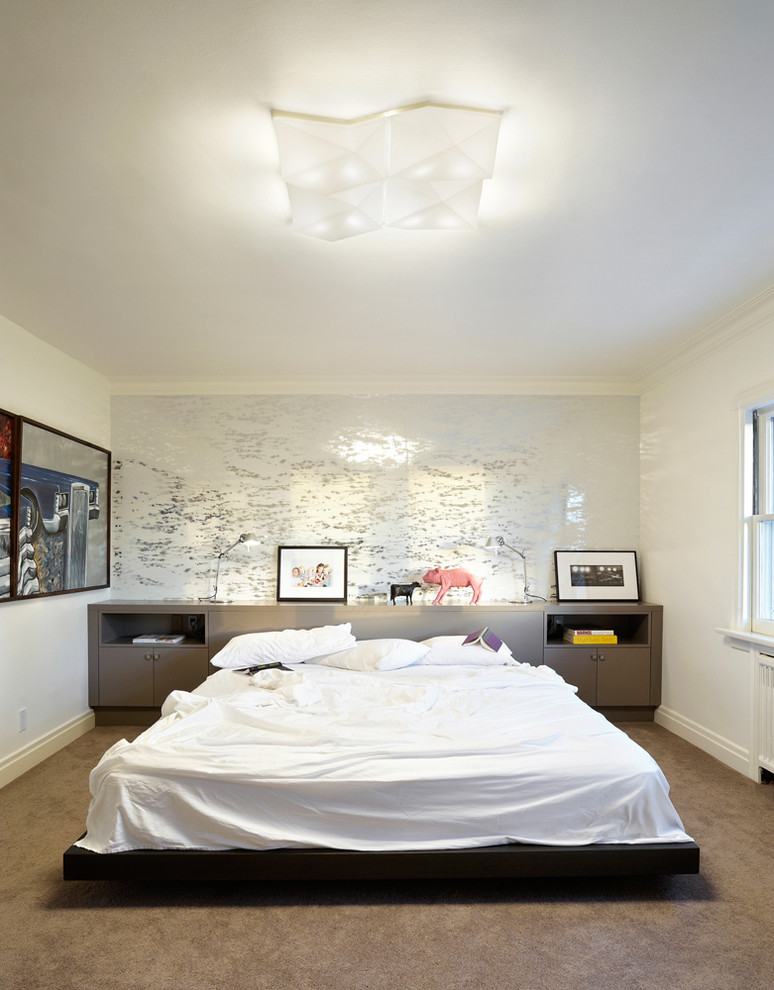 Diseño de dormitorio contemporáneo con paredes blancas y moqueta