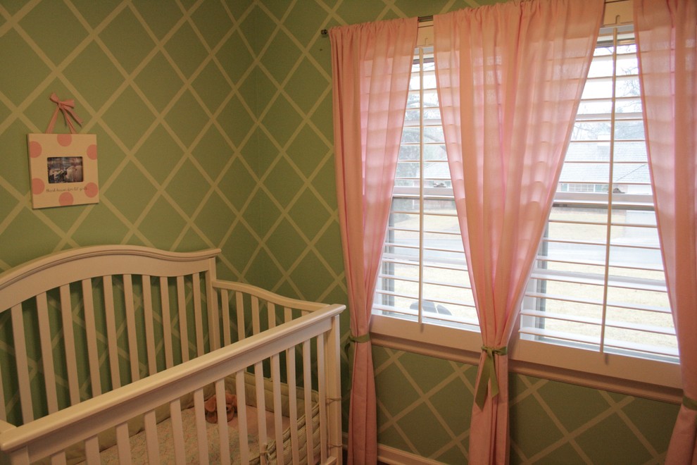 Foto de dormitorio moderno de tamaño medio con paredes verdes
