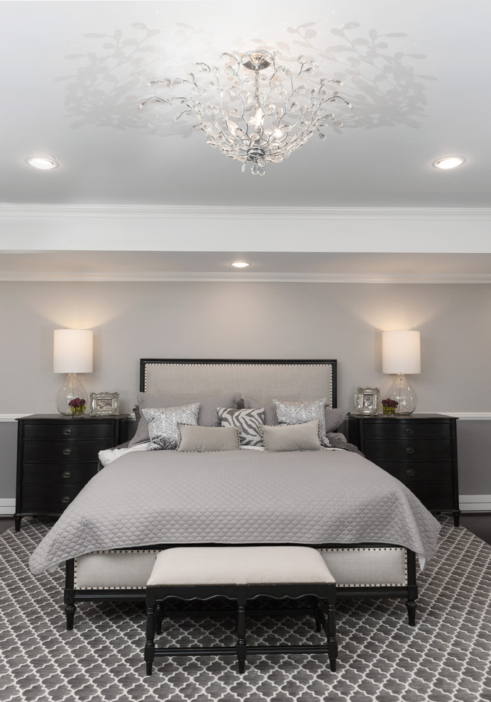 Стильный дизайн: большая хозяйская спальня в стиле неоклассика (современная классика) с белыми стенами, стандартным камином и фасадом камина из камня - последний тренд