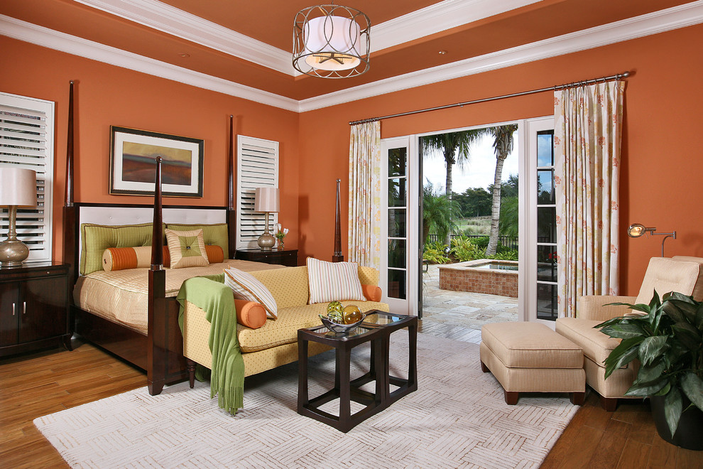 Inspiration för ett medelhavsstil sovrum, med orange väggar