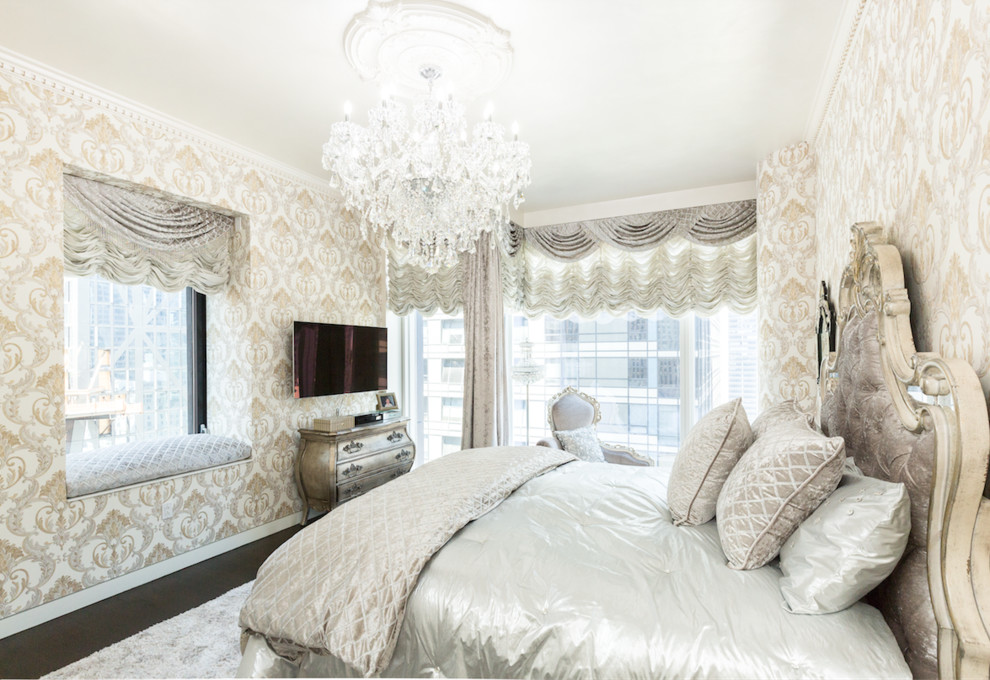ニューヨークにある広いトラディショナルスタイルのおしゃれな主寝室 (濃色無垢フローリング、茶色い床) のレイアウト