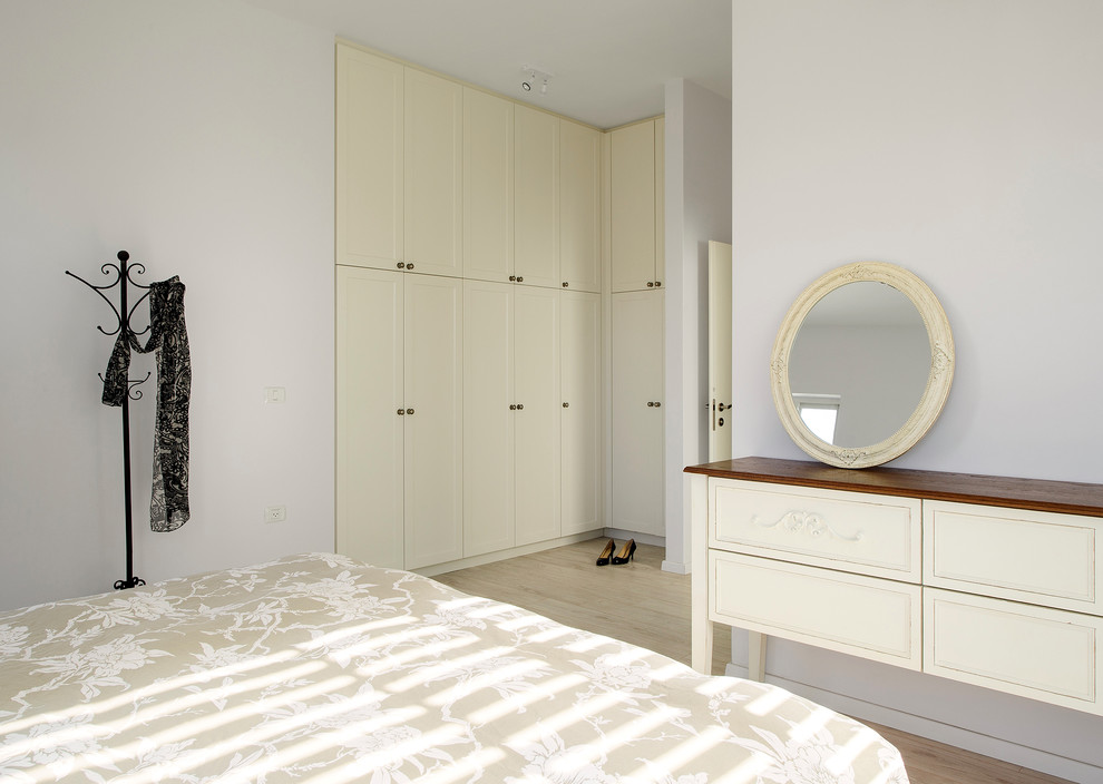 This is an example of a contemporary bedroom in Tel Aviv with white walls.