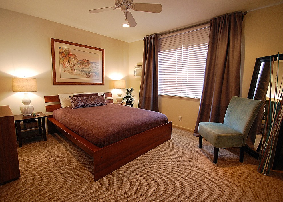 Foto di una piccola camera degli ospiti design con pareti beige, moquette e nessun camino