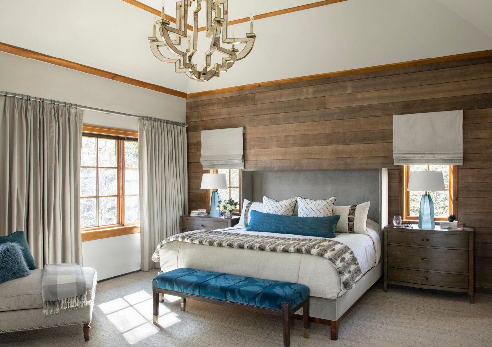 Großes Uriges Hauptschlafzimmer mit grauer Wandfarbe, Teppichboden, grauem Boden, gewölbter Decke und Holzwänden in Denver