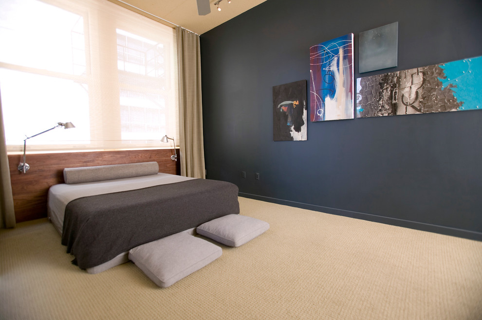 Modernes Schlafzimmer ohne Kamin mit blauer Wandfarbe und Teppichboden in Cincinnati