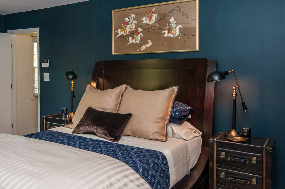 Foto de dormitorio principal tradicional renovado de tamaño medio sin chimenea con paredes azules y suelo de madera en tonos medios
