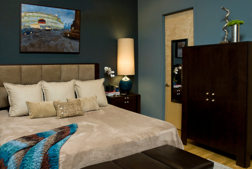 Foto de dormitorio principal contemporáneo de tamaño medio sin chimenea con paredes azules y suelo de madera clara