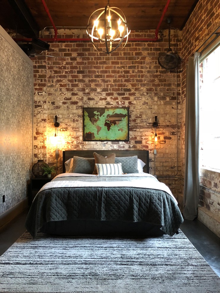 アトランタにあるインダストリアルスタイルのおしゃれな寝室 (赤い壁、コンクリートの床、黒い床) のインテリア