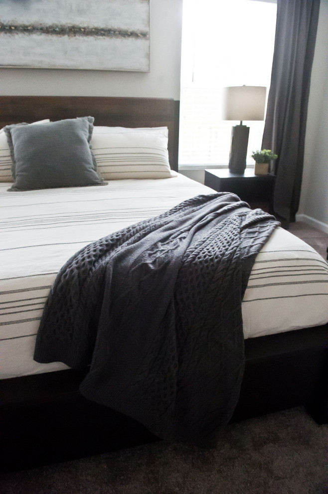 Пример оригинального дизайна: хозяйская спальня в стиле модернизм с серыми стенами и ковровым покрытием